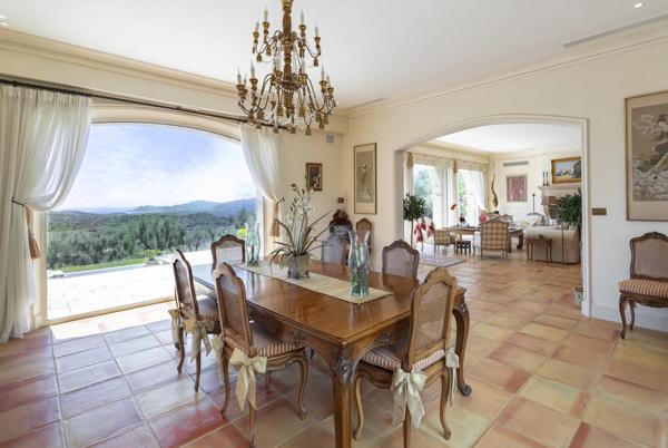 Luxueuse propriété avec vue mer panoramique.