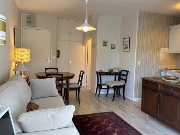 Studio – Terrasse plein Sud – À 300 Mètres de la plage!!!