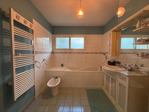 Maison familiale sur Cholet avec jardin clos, véranda et dépendances