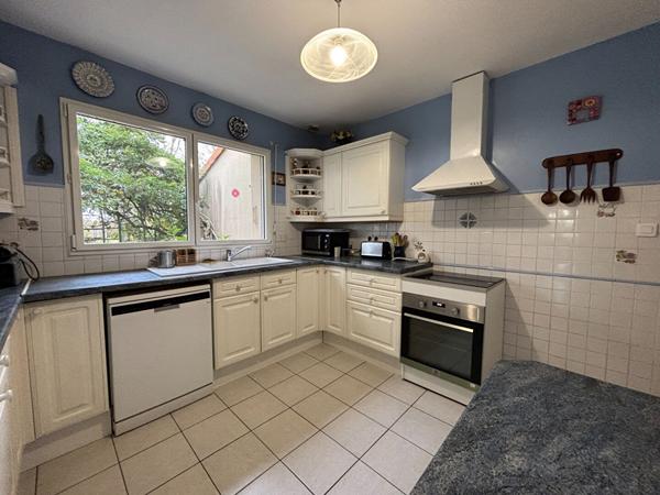 Maison familiale sur Cholet avec jardin clos, véranda et dépendances