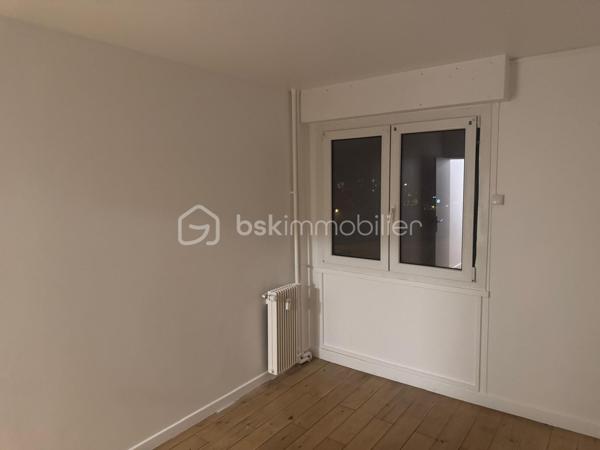 Situé au 1er étage d’une résidence calme et sécurisée, cet appartement offre un cadre de vie pratique, idéalement placé à proximité immédiate des écoles, transports et commerces.
Cet appartement se compose :
- Entrée
- Séjour lumineux bénéficiant d’un accès direct au balcon
- Grande cuisine indépendante avec cellier attenant
- Deux chambres de belle taille
- Salle de bain
- WC séparé
- Dressing fonctionnel
Le couloir dispose d'un placard de rangement
Cave privative vient compléter ce bien.
Le stationnement est libre au sein de la résidence fermée

Double vitrage

Résidence bien entretenue
