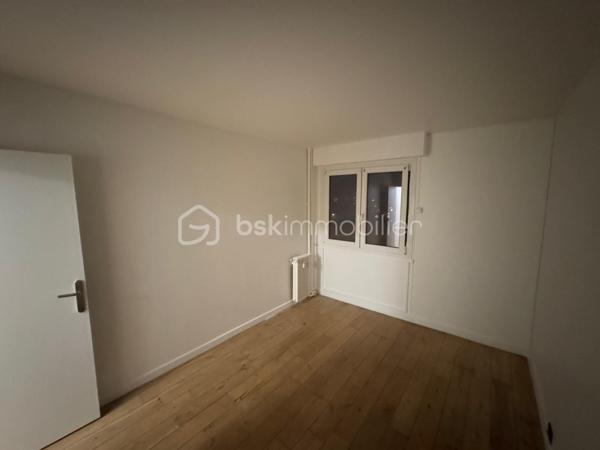 Situé au 1er étage d’une résidence calme et sécurisée, cet appartement offre un cadre de vie pratique, idéalement placé à proximité immédiate des écoles, transports et commerces.
Cet appartement se compose :
- Entrée
- Séjour lumineux bénéficiant d’un accès direct au balcon
- Grande cuisine indépendante avec cellier attenant
- Deux chambres de belle taille
- Salle de bain
- WC séparé
- Dressing fonctionnel
Le couloir dispose d'un placard de rangement
Cave privative vient compléter ce bien.
Le stationnement est libre au sein de la résidence fermée

Double vitrage

Résidence bien entretenue