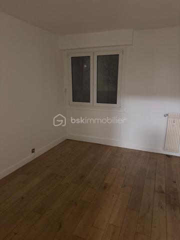 Situé au 1er étage d’une résidence calme et sécurisée, cet appartement offre un cadre de vie pratique, idéalement placé à proximité immédiate des écoles, transports et commerces.
Cet appartement se compose :
- Entrée
- Séjour lumineux bénéficiant d’un accès direct au balcon
- Grande cuisine indépendante avec cellier attenant
- Deux chambres de belle taille
- Salle de bain
- WC séparé
- Dressing fonctionnel
Le couloir dispose d'un placard de rangement
Cave privative vient compléter ce bien.
Le stationnement est libre au sein de la résidence fermée

Double vitrage

Résidence bien entretenue