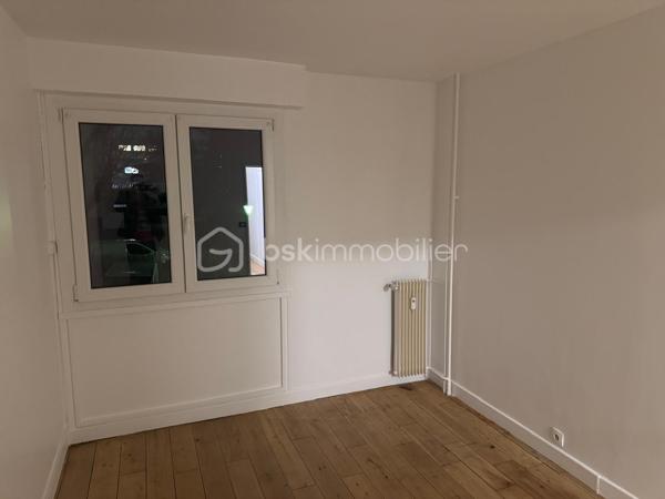 Situé au 1er étage d’une résidence calme et sécurisée, cet appartement offre un cadre de vie pratique, idéalement placé à proximité immédiate des écoles, transports et commerces.
Cet appartement se compose :
- Entrée
- Séjour lumineux bénéficiant d’un accès direct au balcon
- Grande cuisine indépendante avec cellier attenant
- Deux chambres de belle taille
- Salle de bain
- WC séparé
- Dressing fonctionnel
Le couloir dispose d'un placard de rangement
Cave privative vient compléter ce bien.
Le stationnement est libre au sein de la résidence fermée

Double vitrage

Résidence bien entretenue