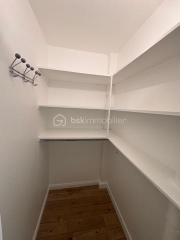 Situé au 1er étage d’une résidence calme et sécurisée, cet appartement offre un cadre de vie pratique, idéalement placé à proximité immédiate des écoles, transports et commerces.
Cet appartement se compose :
- Entrée
- Séjour lumineux bénéficiant d’un accès direct au balcon
- Grande cuisine indépendante avec cellier attenant
- Deux chambres de belle taille
- Salle de bain
- WC séparé
- Dressing fonctionnel
Le couloir dispose d'un placard de rangement
Cave privative vient compléter ce bien.
Le stationnement est libre au sein de la résidence fermée

Double vitrage

Résidence bien entretenue
