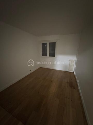 Situé au 1er étage d’une résidence calme et sécurisée, cet appartement offre un cadre de vie pratique, idéalement placé à proximité immédiate des écoles, transports et commerces.
Cet appartement se compose :
- Entrée
- Séjour lumineux bénéficiant d’un accès direct au balcon
- Grande cuisine indépendante avec cellier attenant
- Deux chambres de belle taille
- Salle de bain
- WC séparé
- Dressing fonctionnel
Le couloir dispose d'un placard de rangement
Cave privative vient compléter ce bien.
Le stationnement est libre au sein de la résidence fermée

Double vitrage

Résidence bien entretenue