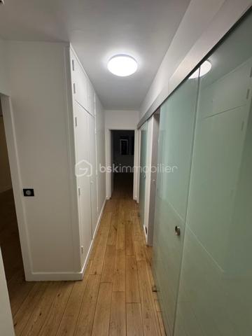 Situé au 1er étage d’une résidence calme et sécurisée, cet appartement offre un cadre de vie pratique, idéalement placé à proximité immédiate des écoles, transports et commerces.
Cet appartement se compose :
- Entrée
- Séjour lumineux bénéficiant d’un accès direct au balcon
- Grande cuisine indépendante avec cellier attenant
- Deux chambres de belle taille
- Salle de bain
- WC séparé
- Dressing fonctionnel
Le couloir dispose d'un placard de rangement
Cave privative vient compléter ce bien.
Le stationnement est libre au sein de la résidence fermée

Double vitrage

Résidence bien entretenue