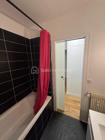 Situé au 1er étage d’une résidence calme et sécurisée, cet appartement offre un cadre de vie pratique, idéalement placé à proximité immédiate des écoles, transports et commerces.
Cet appartement se compose :
- Entrée
- Séjour lumineux bénéficiant d’un accès direct au balcon
- Grande cuisine indépendante avec cellier attenant
- Deux chambres de belle taille
- Salle de bain
- WC séparé
- Dressing fonctionnel
Le couloir dispose d'un placard de rangement
Cave privative vient compléter ce bien.
Le stationnement est libre au sein de la résidence fermée

Double vitrage

Résidence bien entretenue