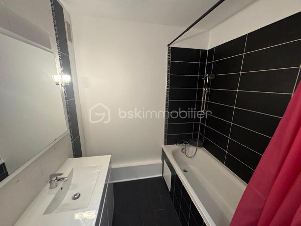 Situé au 1er étage d’une résidence calme et sécurisée, cet appartement offre un cadre de vie pratique, idéalement placé à proximité immédiate des écoles, transports et commerces.
Cet appartement se compose :
- Entrée
- Séjour lumineux bénéficiant d’un accès direct au balcon
- Grande cuisine indépendante avec cellier attenant
- Deux chambres de belle taille
- Salle de bain
- WC séparé
- Dressing fonctionnel
Le couloir dispose d'un placard de rangement
Cave privative vient compléter ce bien.
Le stationnement est libre au sein de la résidence fermée

Double vitrage

Résidence bien entretenue
