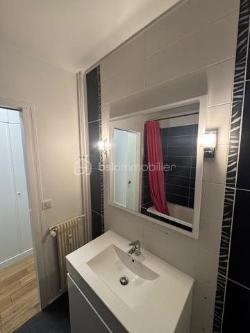 Situé au 1er étage d’une résidence calme et sécurisée, cet appartement offre un cadre de vie pratique, idéalement placé à proximité immédiate des écoles, transports et commerces.
Cet appartement se compose :
- Entrée
- Séjour lumineux bénéficiant d’un accès direct au balcon
- Grande cuisine indépendante avec cellier attenant
- Deux chambres de belle taille
- Salle de bain
- WC séparé
- Dressing fonctionnel
Le couloir dispose d'un placard de rangement
Cave privative vient compléter ce bien.
Le stationnement est libre au sein de la résidence fermée

Double vitrage

Résidence bien entretenue