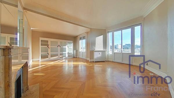 T3 dans bel immeuble art déco