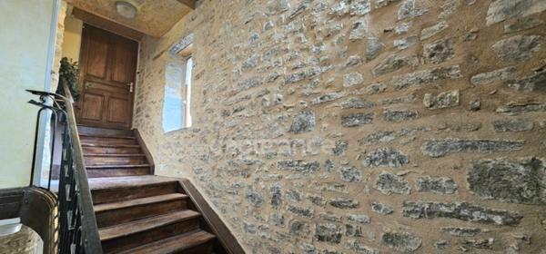 Charmant appartement à rénover avec grenier aménageable au centre-ville d'Arbois 39600