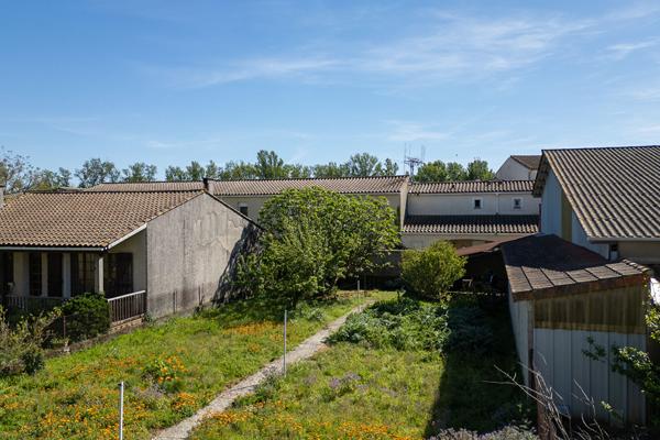 CARCASSONNE – ALZONNE Vaste maison de ville. 250m² (149m² hab.) avec jardin, terrasse abritée et garage