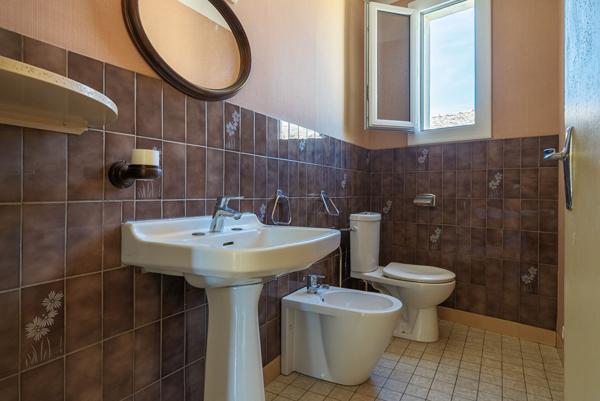 CARCASSONNE – ALZONNE Vaste maison de ville. 250m² (149m² hab.) avec jardin, terrasse abritée et garage