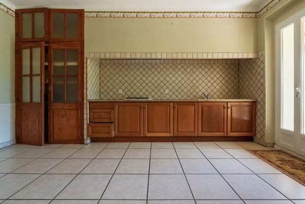 CARCASSONNE – ALZONNE Vaste maison de ville. 250m² (149m² hab.) avec jardin, terrasse abritée et garage