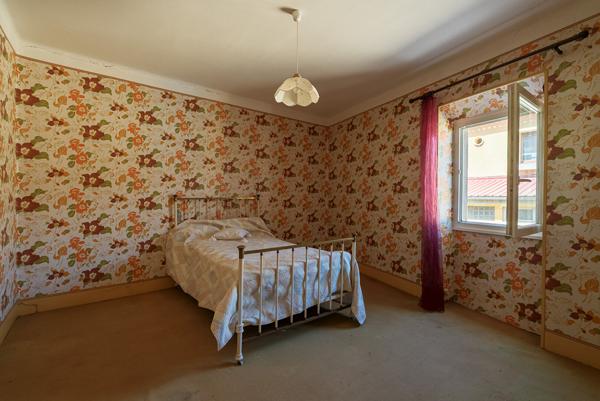 CARCASSONNE – ALZONNE Vaste maison de ville. 250m² (149m² hab.) avec jardin, terrasse abritée et garage