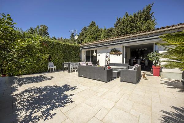 Antibes (Saint Jean) – Villa avec garage, jardin et piscine