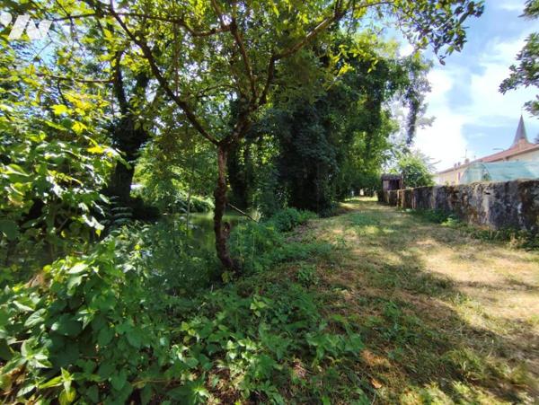 Maison avec garage, grange de 115 m², atelier et jardin en bord de bras de Meuse