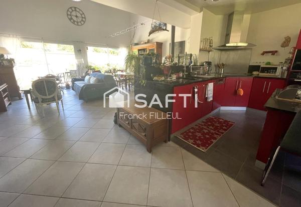 Maison moderne, économe, piscine et double garage