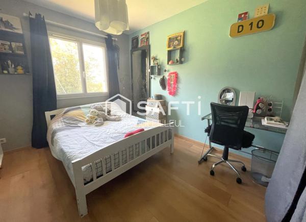 Maison moderne, économe, piscine et double garage