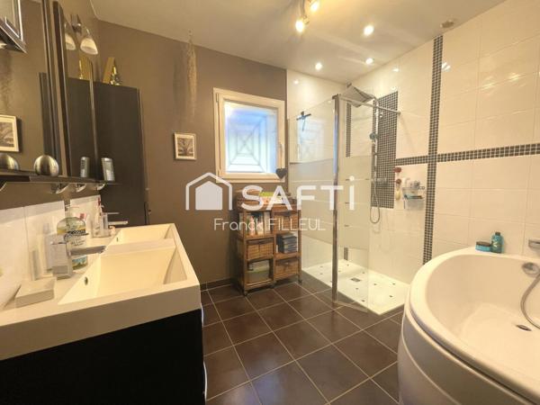 Maison moderne, économe, piscine et double garage