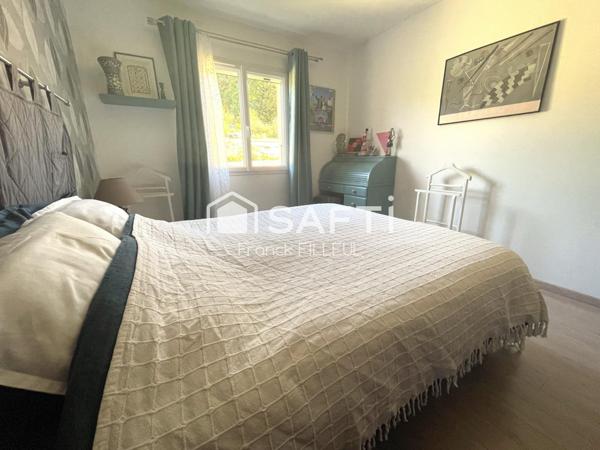 Maison moderne, économe, piscine et double garage