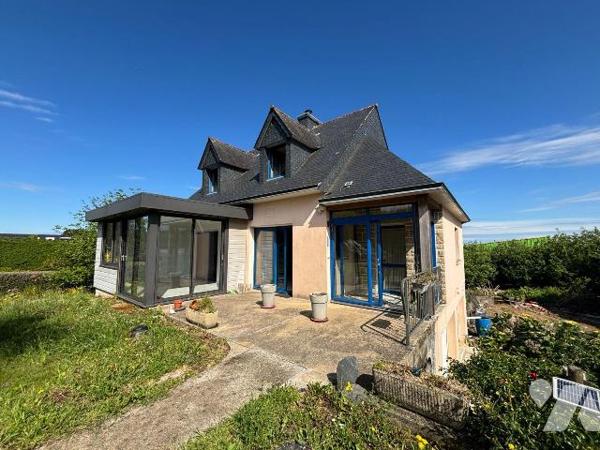 Maison a Vendre à BRIEC, en Finistère Sud (29), dans le Bourg, Maison d'habitation comprenant S...