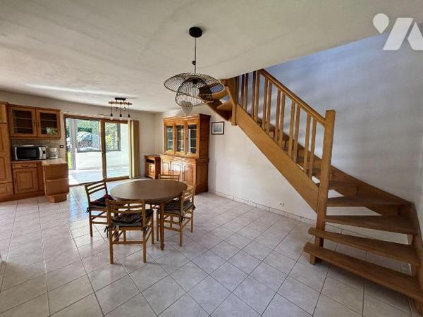 Maison a Vendre à BRIEC, en Finistère Sud (29), dans le Bourg, Maison d'habitation comprenant S...