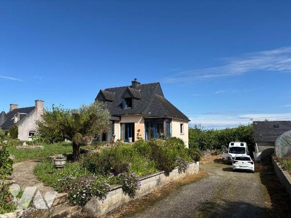 Maison a Vendre à BRIEC, en Finistère Sud (29), dans le Bourg, Maison d'habitation comprenant S...