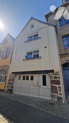 QUARTIER HISTORIQUE-MAISON RENOVEE AVEC COUR ET ATELIER