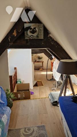 QUARTIER HISTORIQUE-MAISON RENOVEE AVEC COUR ET ATELIER