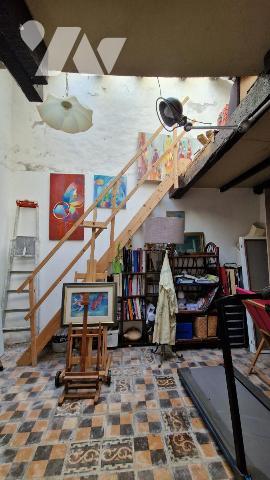 QUARTIER HISTORIQUE-MAISON RENOVEE AVEC COUR ET ATELIER