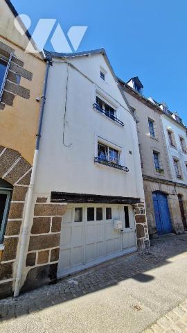 QUARTIER HISTORIQUE-MAISON RENOVEE AVEC COUR ET ATELIER