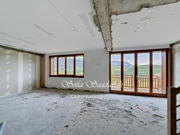 Appartement T4 duplex en plateau dans résidence entièrement rénovée – Vue Mont-Blanc – Dernier étage