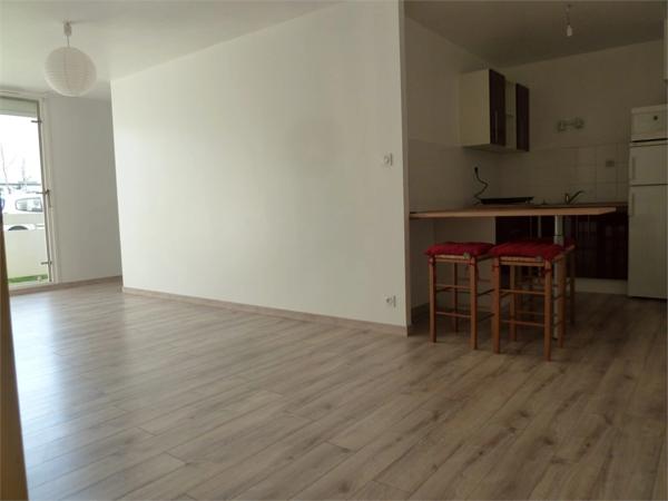 LA ROCHE SUR YON proche commerces, appartement T2 de 46.17 m² en RDC avec BALCON prolongés par belle LOGGIA fermée, SDB, 1 CH + BUREAU, PARKING