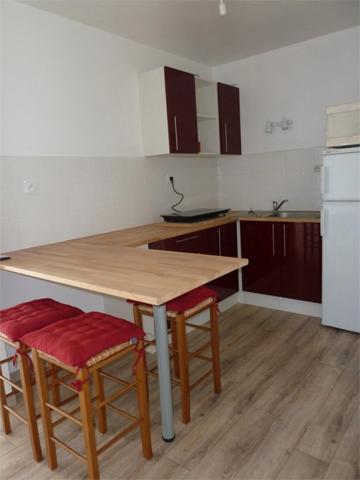 LA ROCHE SUR YON proche commerces, appartement T2 de 46.17 m² en RDC avec BALCON prolongés par belle LOGGIA fermée, SDB, 1 CH + BUREAU, PARKING