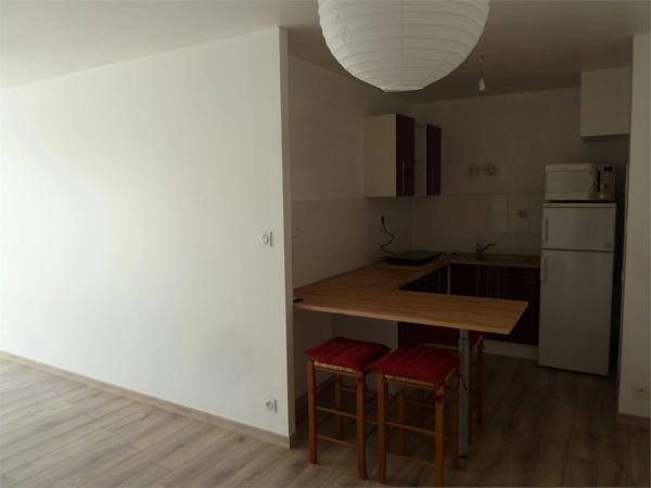 LA ROCHE SUR YON proche commerces, appartement T2 de 46.17 m² en RDC avec BALCON prolongés par belle LOGGIA fermée, SDB, 1 CH + BUREAU, PARKING