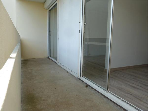 LA ROCHE SUR YON proche commerces, appartement T2 de 46.17 m² en RDC avec BALCON prolongés par belle LOGGIA fermée, SDB, 1 CH + BUREAU, PARKING