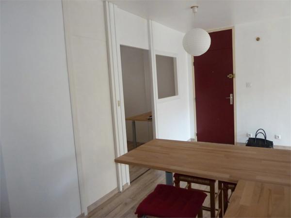 LA ROCHE SUR YON proche commerces, appartement T2 de 46.17 m² en RDC avec BALCON prolongés par belle LOGGIA fermée, SDB, 1 CH + BUREAU, PARKING