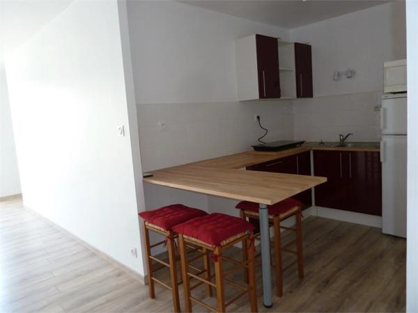 LA ROCHE SUR YON proche commerces, appartement T2 de 46.17 m² en RDC avec BALCON prolongés par belle LOGGIA fermée, SDB, 1 CH + BUREAU, PARKING