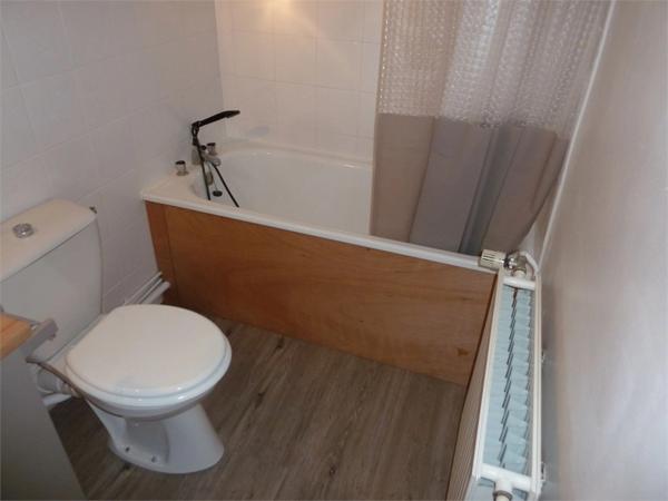 LA ROCHE SUR YON proche commerces, appartement T2 de 46.17 m² en RDC avec BALCON prolongés par belle LOGGIA fermée, SDB, 1 CH + BUREAU, PARKING