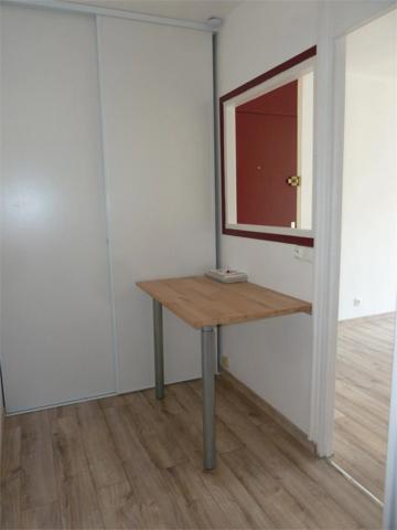 LA ROCHE SUR YON proche commerces, appartement T2 de 46.17 m² en RDC avec BALCON prolongés par belle LOGGIA fermée, SDB, 1 CH + BUREAU, PARKING
