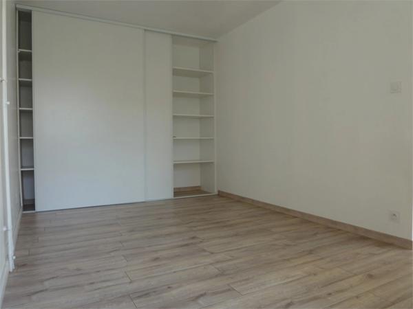 LA ROCHE SUR YON proche commerces, appartement T2 de 46.17 m² en RDC avec BALCON prolongés par belle LOGGIA fermée, SDB, 1 CH + BUREAU, PARKING