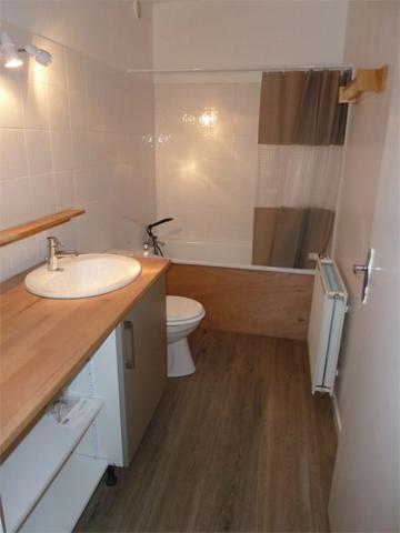 LA ROCHE SUR YON proche commerces, appartement T2 de 46.17 m² en RDC avec BALCON prolongés par belle LOGGIA fermée, SDB, 1 CH + BUREAU, PARKING