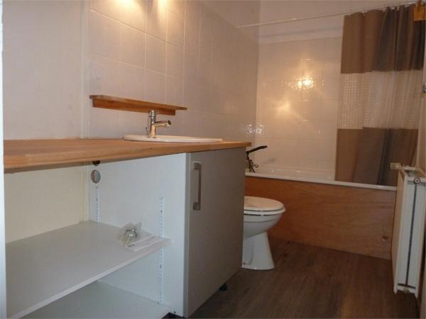 LA ROCHE SUR YON proche commerces, appartement T2 de 46.17 m² en RDC avec BALCON prolongés par belle LOGGIA fermée, SDB, 1 CH + BUREAU, PARKING