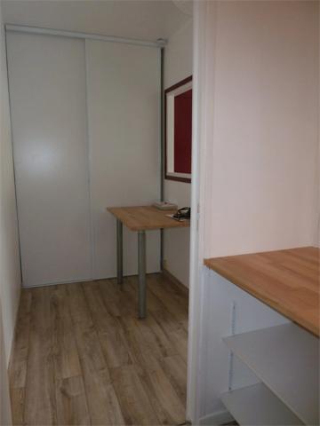 LA ROCHE SUR YON proche commerces, appartement T2 de 46.17 m² en RDC avec BALCON prolongés par belle LOGGIA fermée, SDB, 1 CH + BUREAU, PARKING