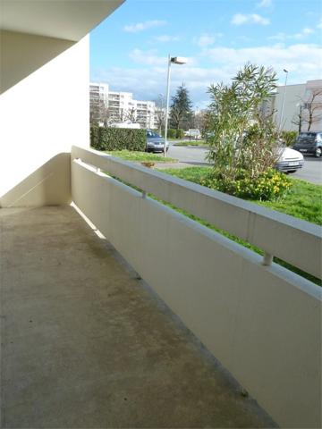 LA ROCHE SUR YON proche commerces, appartement T2 de 46.17 m² en RDC avec BALCON prolongés par belle LOGGIA fermée, SDB, 1 CH + BUREAU, PARKING