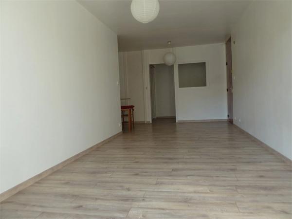 LA ROCHE SUR YON proche commerces, appartement T2 de 46.17 m² en RDC avec BALCON prolongés par belle LOGGIA fermée, SDB, 1 CH + BUREAU, PARKING