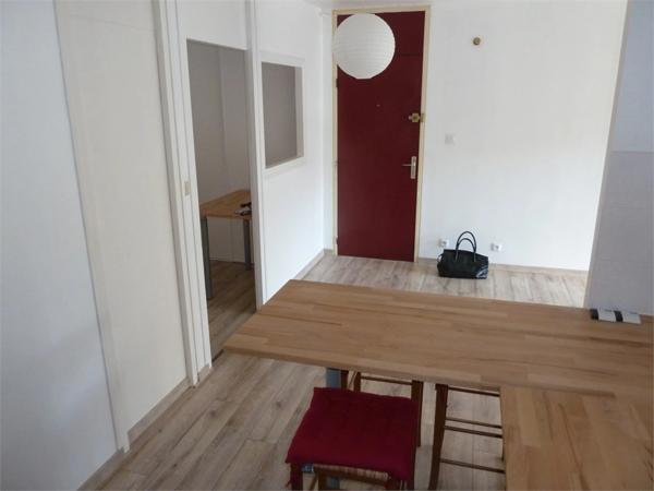 LA ROCHE SUR YON proche commerces, appartement T2 de 46.17 m² en RDC avec BALCON prolongés par belle LOGGIA fermée, SDB, 1 CH + BUREAU, PARKING