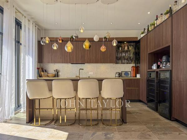 Bandol – Villa rénovée avec vue mer, studio indépendant et permis de piscine
